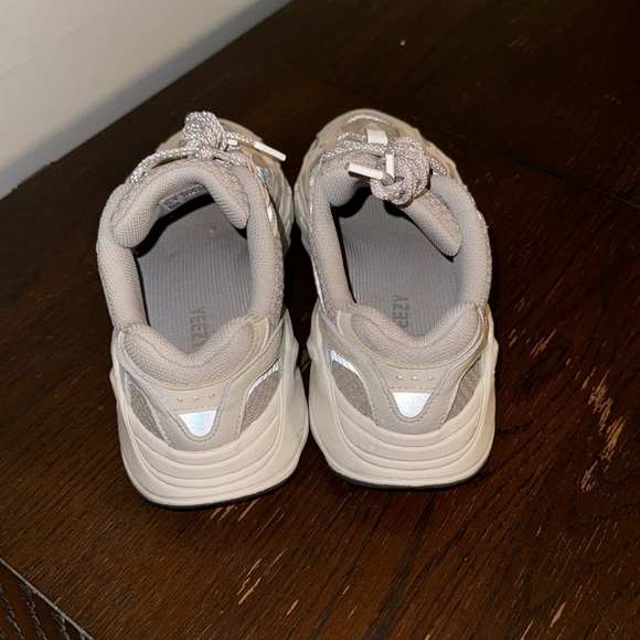 Yeezy 700 v2 cream - Picture 4 of 7
